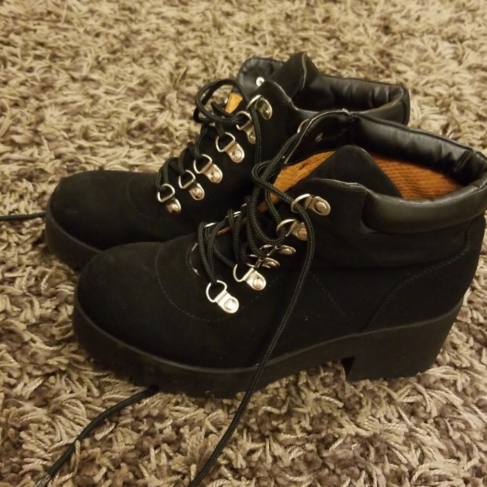 Size 7 black heeled boots